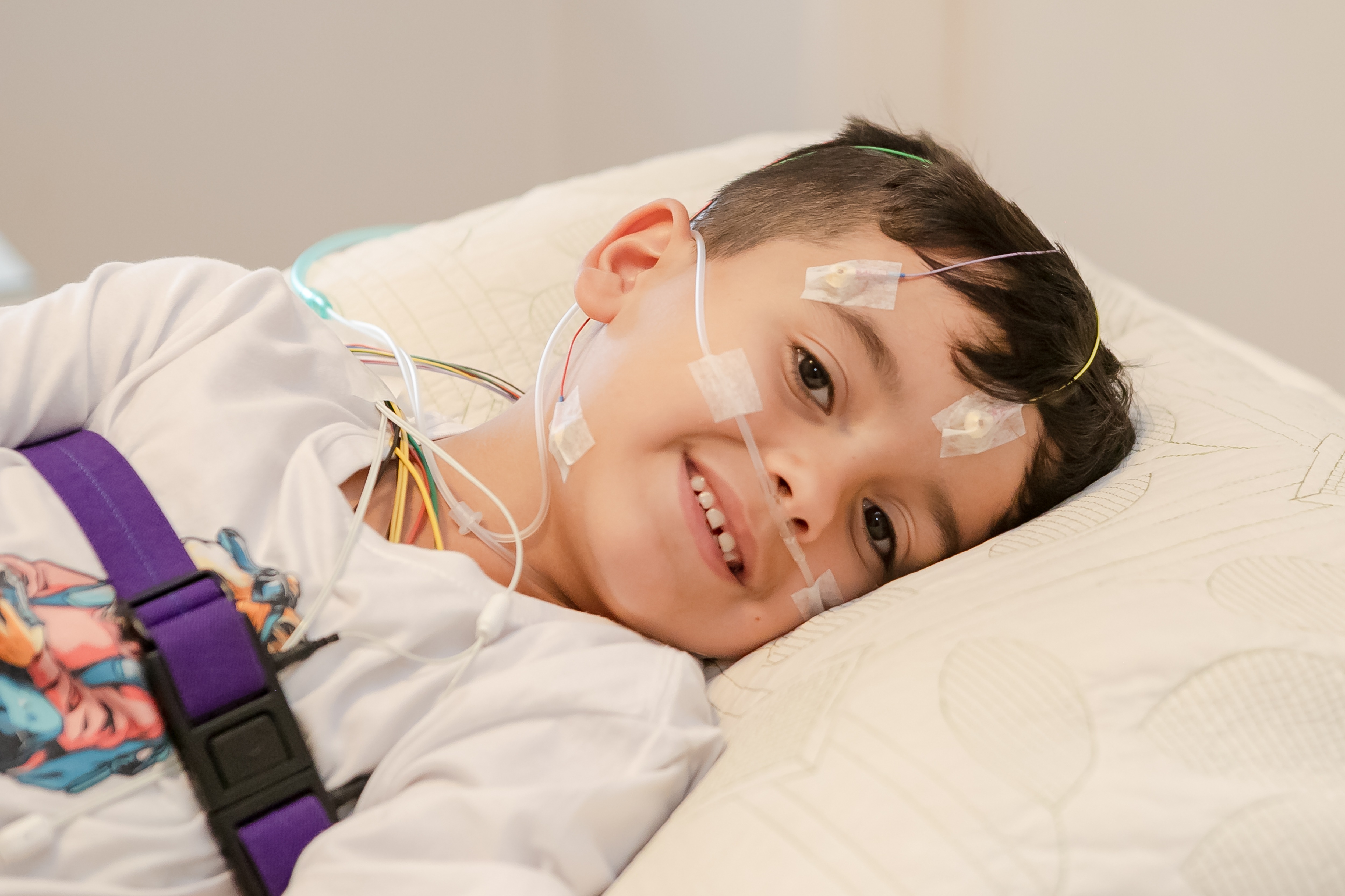 Menino sorrindo com sensores